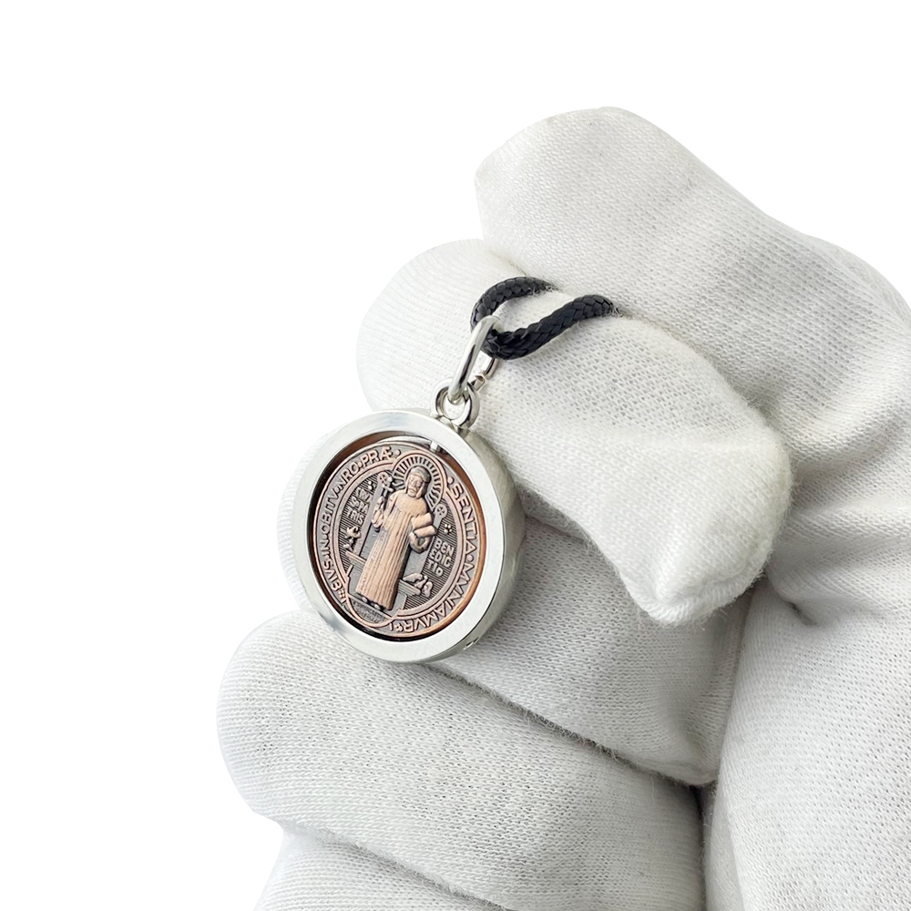 Jewelry & Watches Review - قلادة جديدة بتميمة القديس بينيديكت، صليب