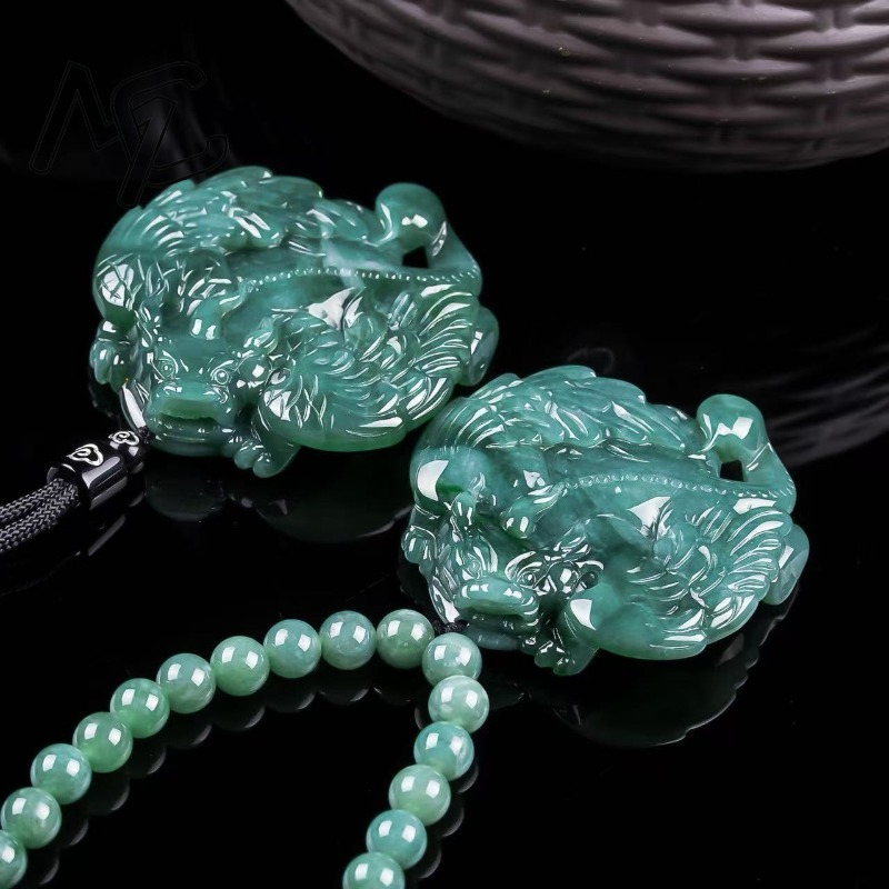 قلادة من اليشم الطبيعي الأزرق  - مراجعة Jewelry & Watches Review وسعره