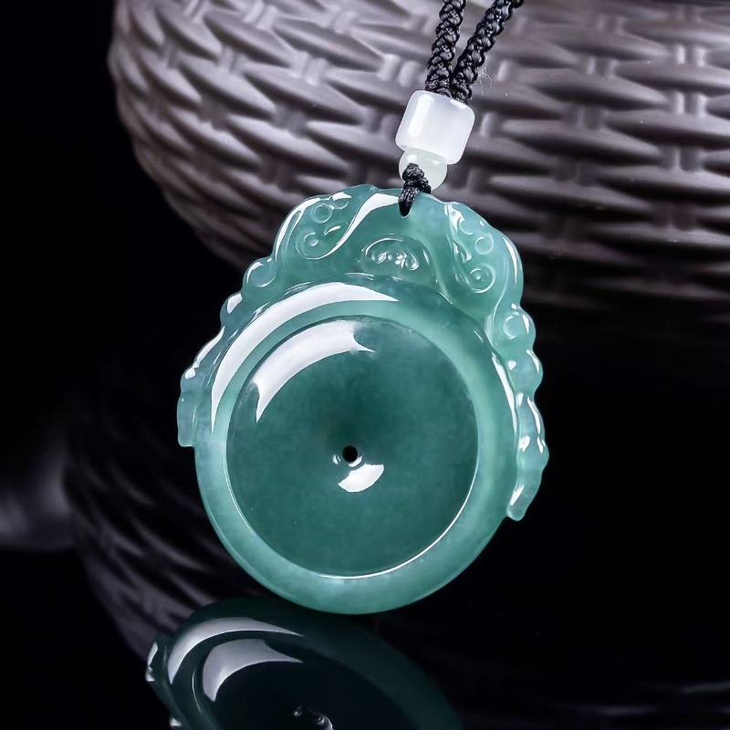 قلادة من اليشم الطبيعي الأزرق  - مراجعة Jewelry & Watches Review وسعره