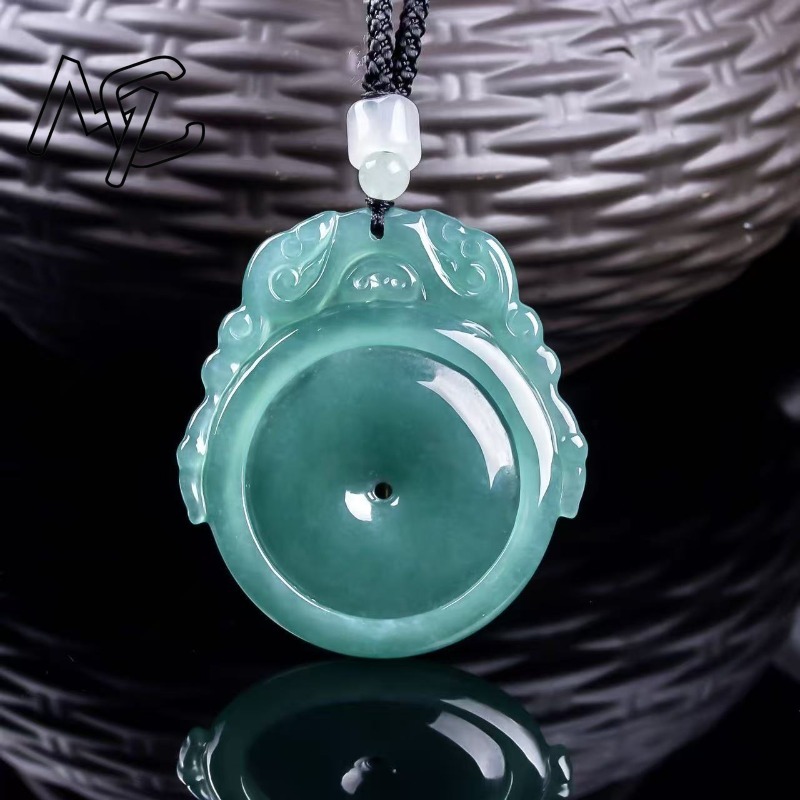 قلادة من اليشم الطبيعي الأزرق  - مراجعة Jewelry & Watches Review وسعره