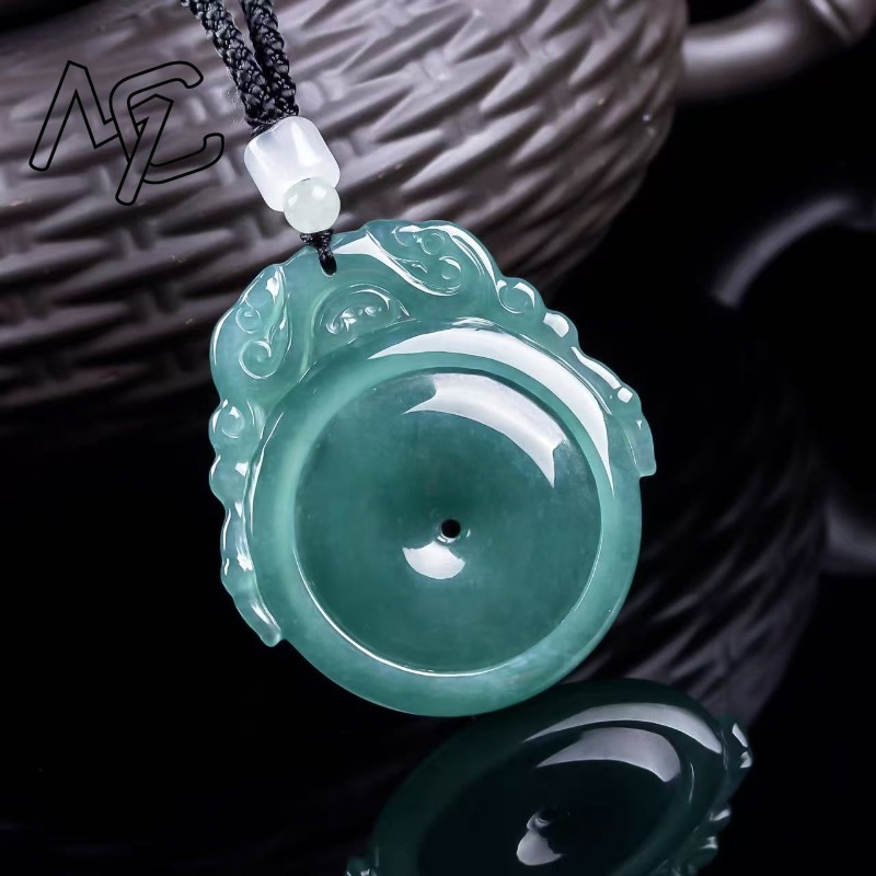 قلادة من اليشم الطبيعي الأزرق  - مراجعة Jewelry & Watches Review وسعره